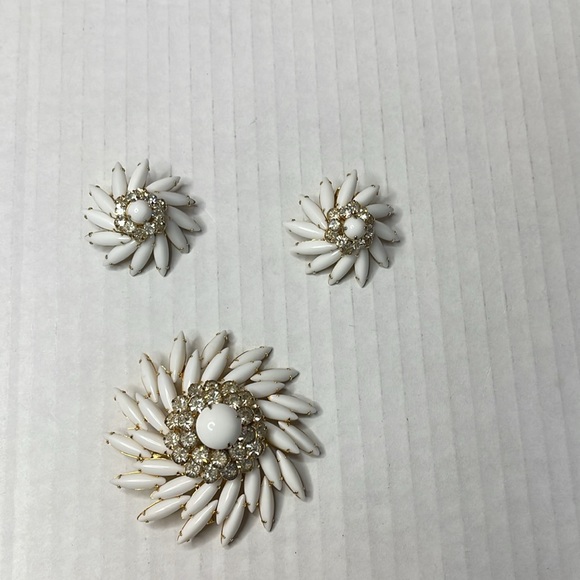 Judy Lee Navette White Milk Glass & Rhinestones Swirl Brooch w/set of earrings - Picture 10 of 17